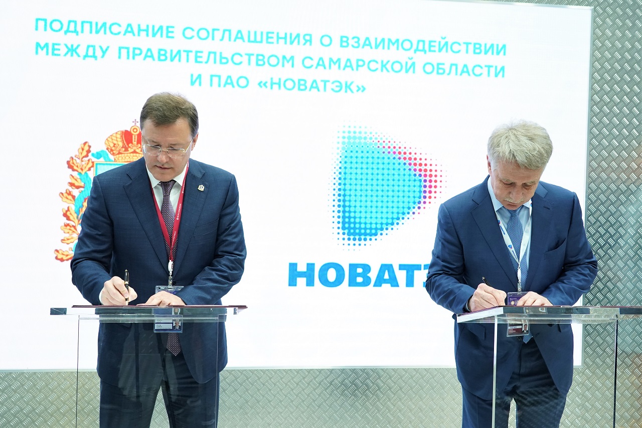 Глава Самарской области Дмитрий Азаров и Леонид Михельсон подписали инвестиционное соглашение на ПМЭФ-2022