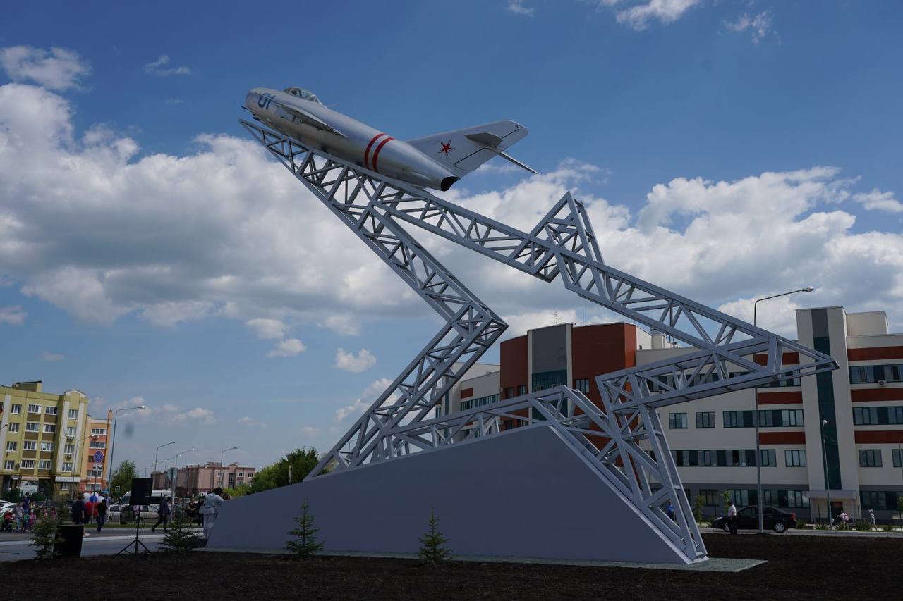 Под Самарой открыли памятник самолету «МиГ-17»