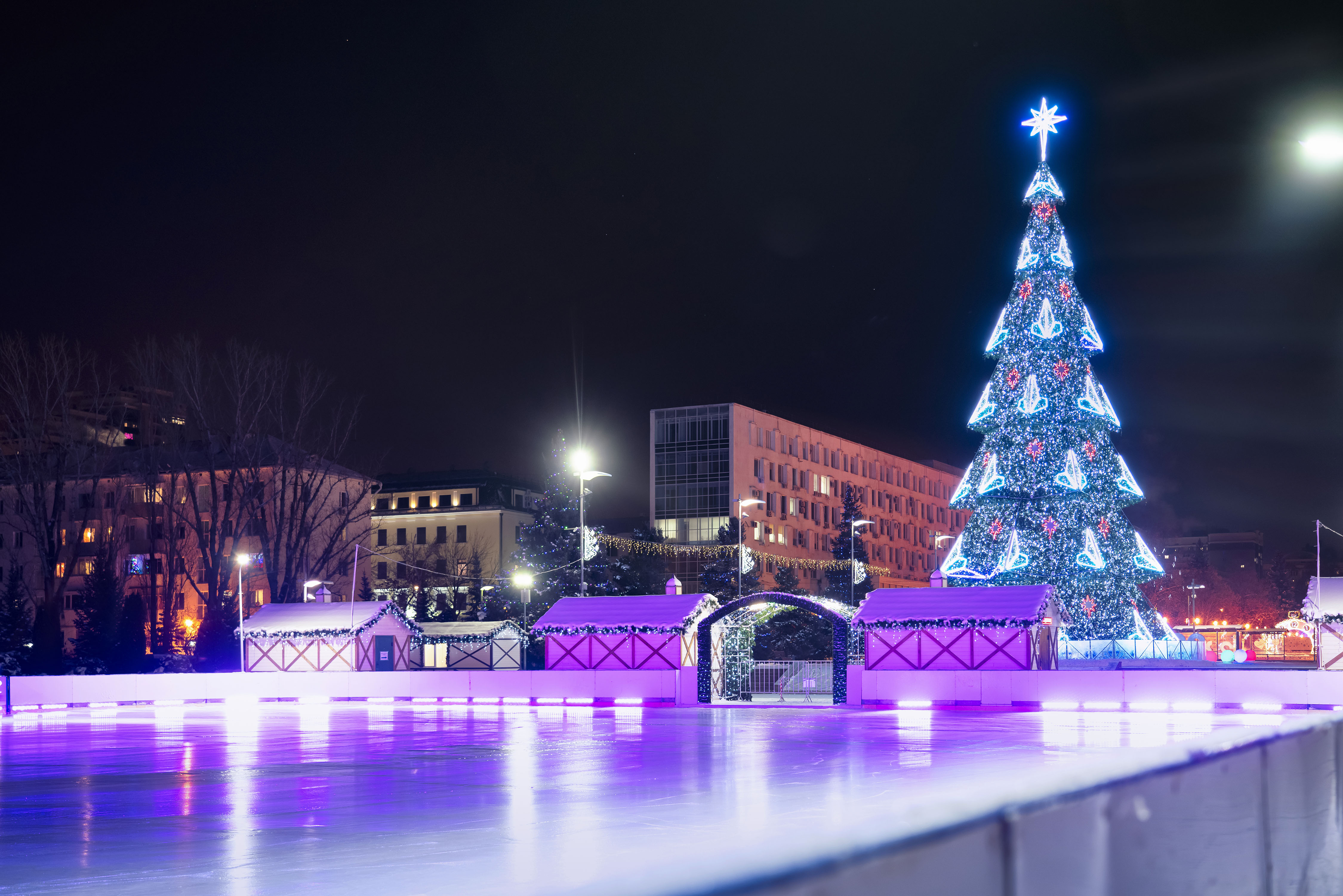 Каток самара. Каток на площади славы Самара. Площадь славы 2022. Самара в декабре.