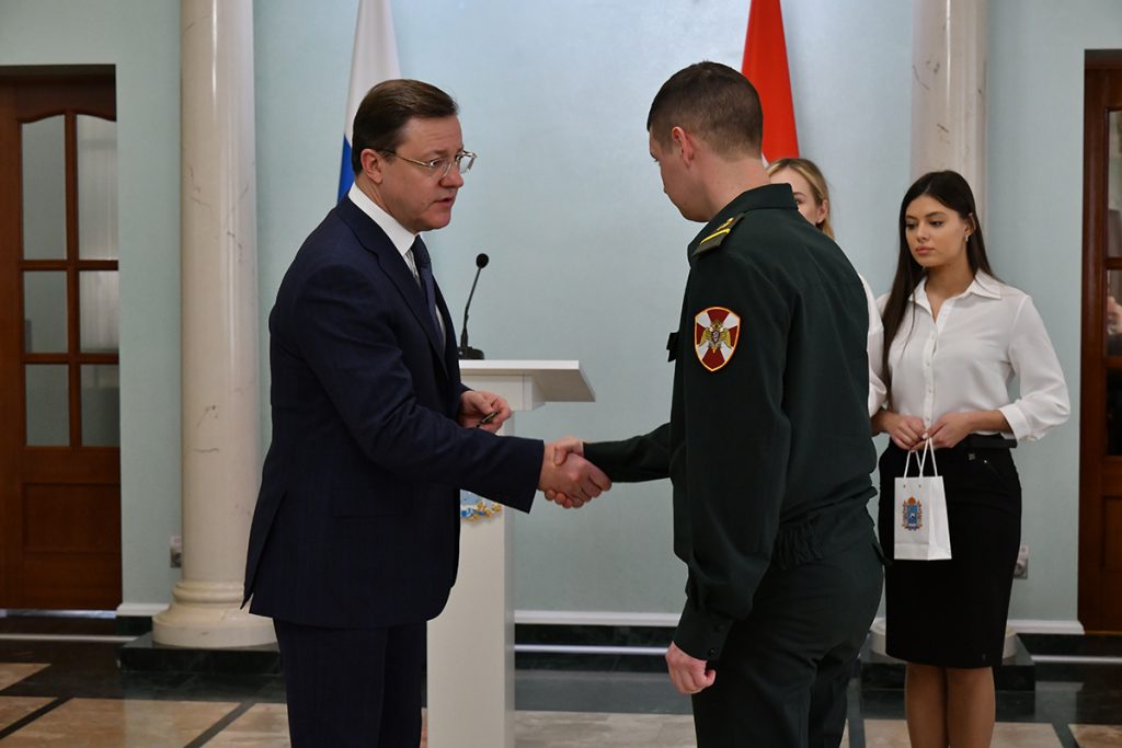Служить России и помогать людям: Губернатор вручил землякам государственные награды