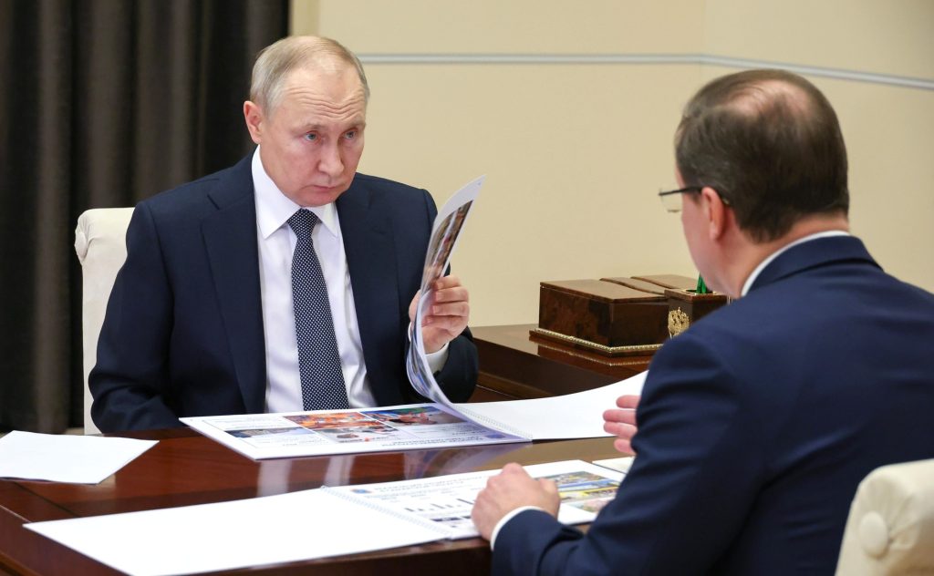 Владимир Путин провел встречу с Дмитрием Азаровым