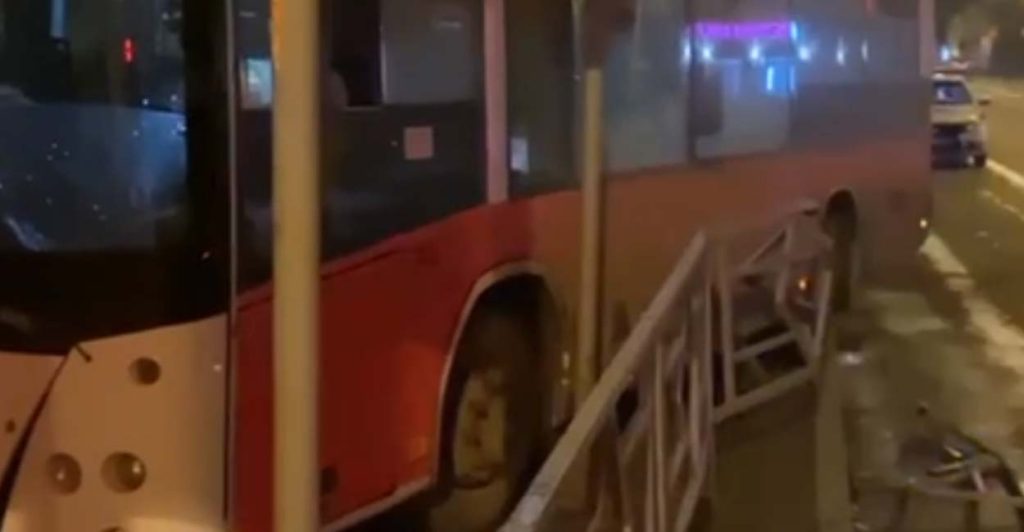 В Самаре пассажирский автобус врезался в дом на улице Венцека