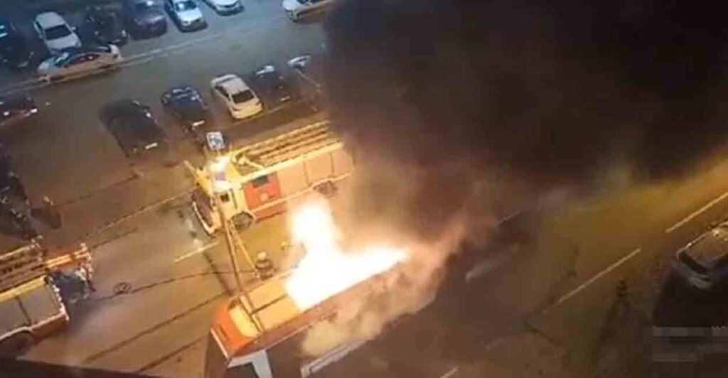 В центре Самары на улице Арцыбушевской  на ходу загорелся трамвай