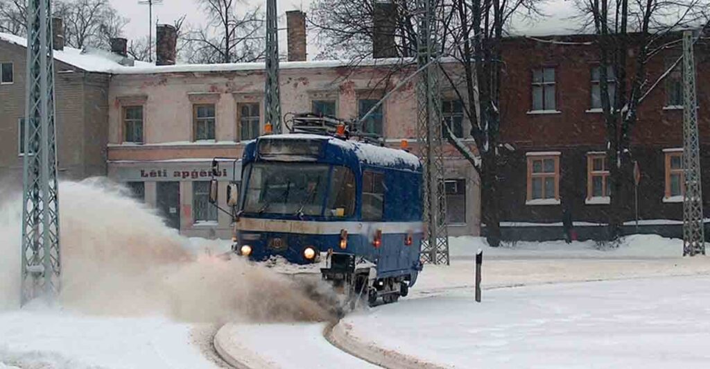 В Самаре по ночам на расчистку трамвайных путей от снега выходит четыре вагона - «трудяги»