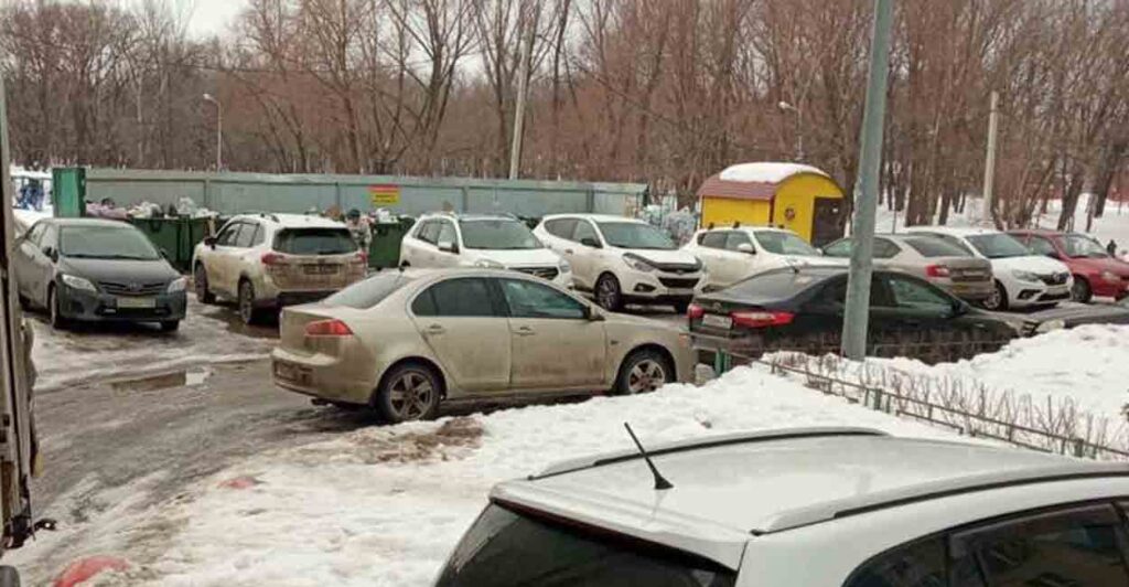 Самарцев попросили не парковать свои автомобили возле мусорных площадок