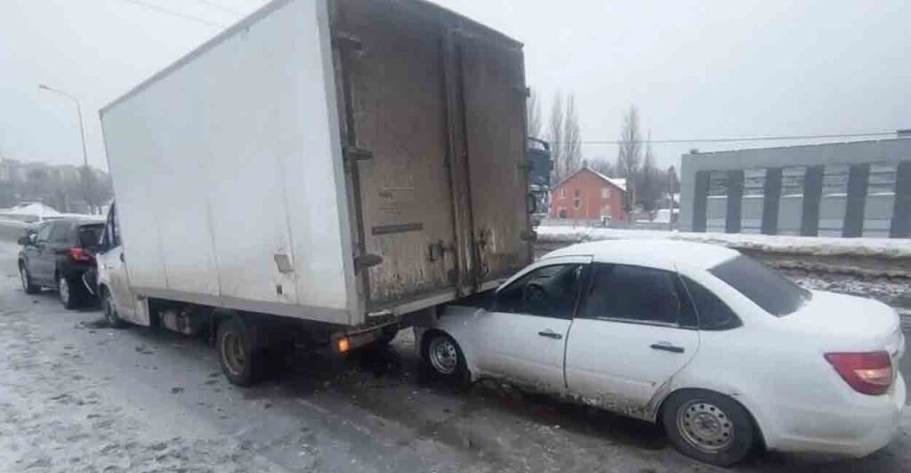 В Самаре на Московском шоссе произошло массовое ДТП с участием шести машин