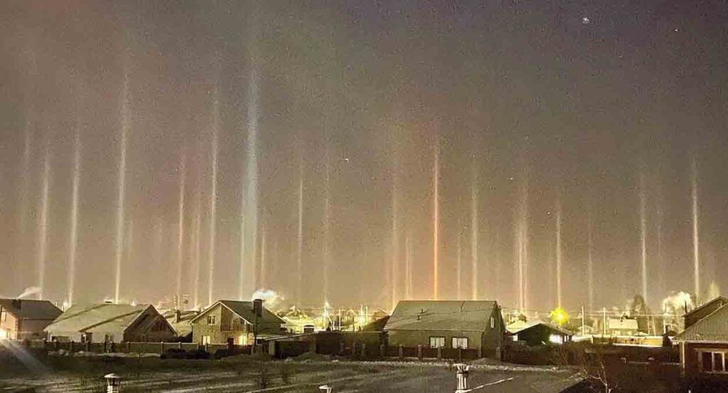 Самарцы сфотографировали световые столбы в небе