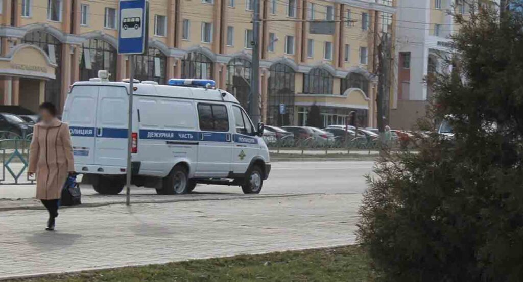 В Самарской области пьяные мужчины жестоко избили парня битой возле школы