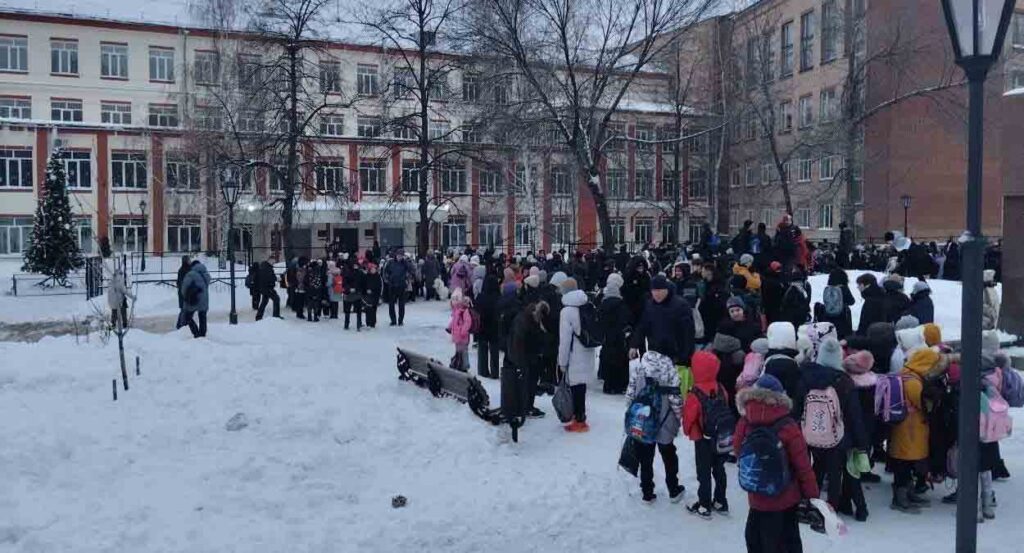 Более тысячи детей вышли на улицу: в Самаре из-за загоревшейся электропроводки эвакуировали школу №12