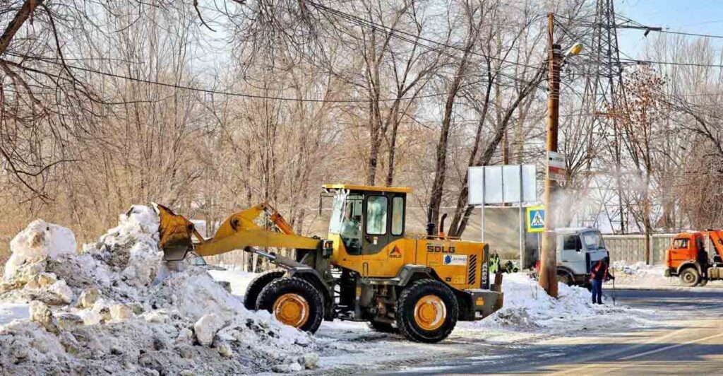 В Самаре во всех районах продолжается активная расчистка снега