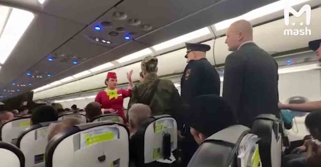 «Пусть героя оставят»: пассажирки самолета не отдали полицейским выпившего бойца СВО