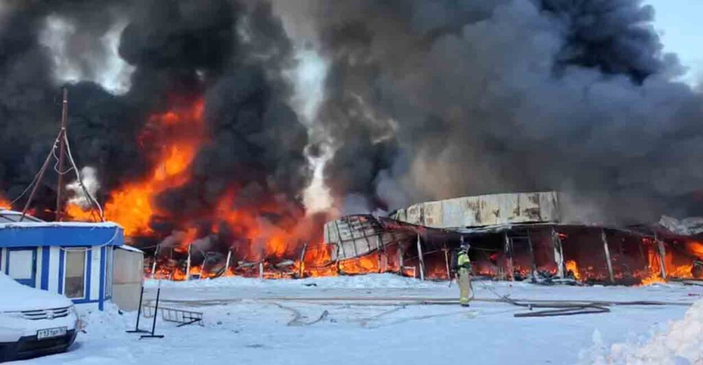 Велели убрать павильоны: торговцы рассказали, что происходит на месте пожара в районе Кировского рынка