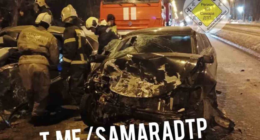 Людей вырезали из салона: На Заводском шоссе в Самаре в страшной аварии пострадали три человека