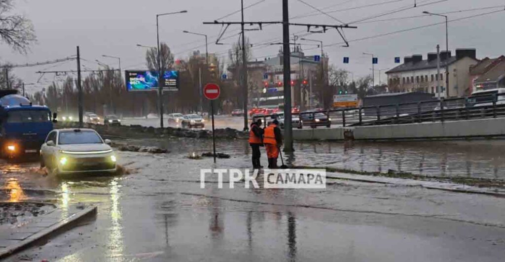 Улицы Самары вместе с трамвайными путями ушли под воду после первого дождя