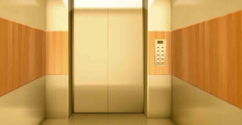 «Сработали системы безопасности»: в Самаре в доме на просеке лифт с людьми опустился ниже первого этажа
