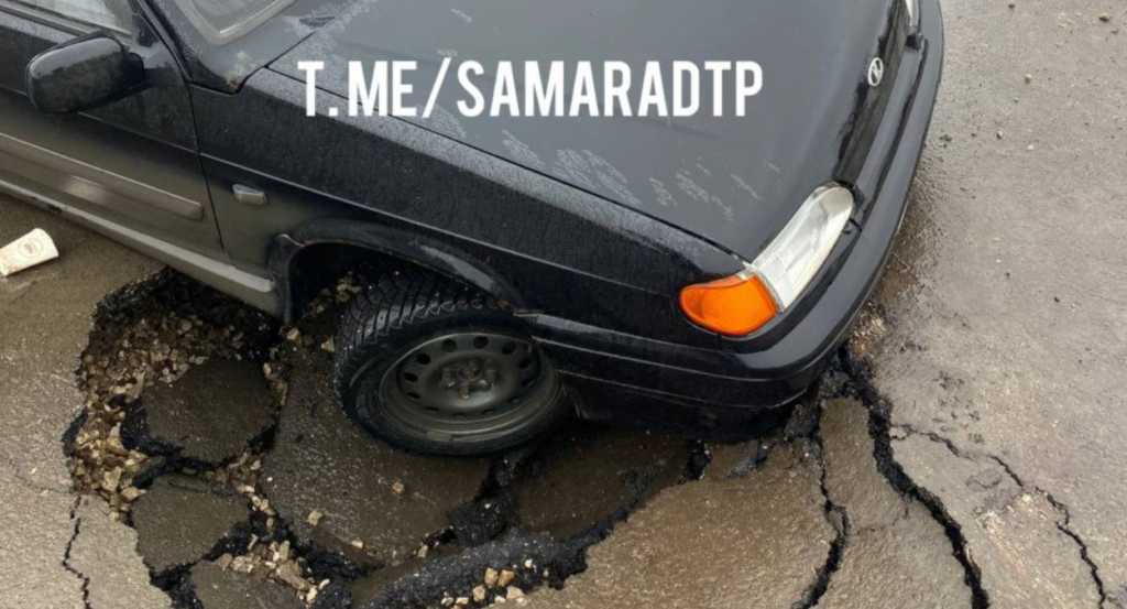 В Самаре из-за обрушения дороги два автомобиля провалились под асфальт