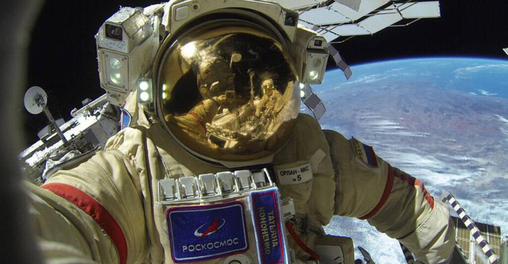 Самарский космонавт Олег Кононенко сделал селфи в открытом космосе