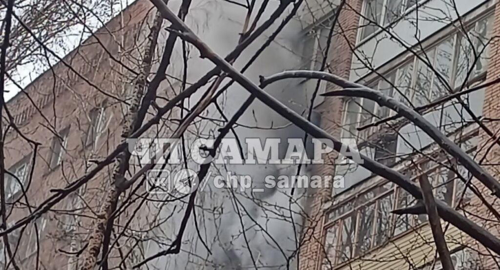 В Самаре на улице Стара-Загора в многоэтажном доме загорелась квартира