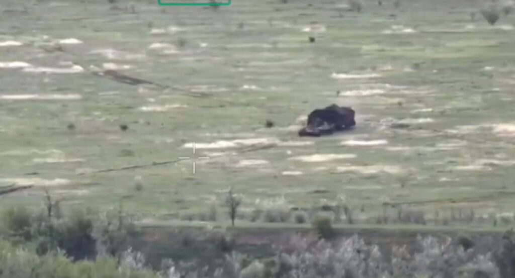 Опубликовано видео спасения подорвавшегося на мине танка 