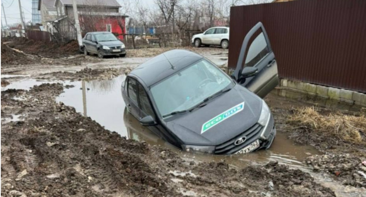 В частном секторе Самары в грязи увяз автомобиль - Регион Самара