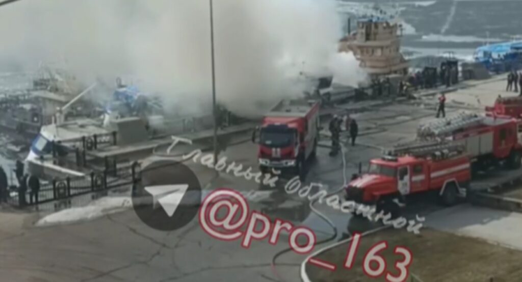 В речпорту Тольятти загорелось судно 