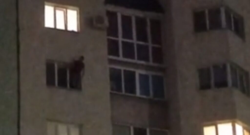 Мужчина выпал из окна многоэтажки в Самаре и погиб