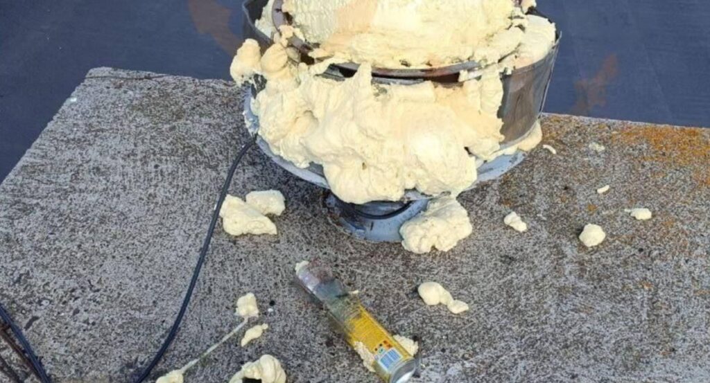 Жители одного из домов в Теплодаре замуровали пеной сирену