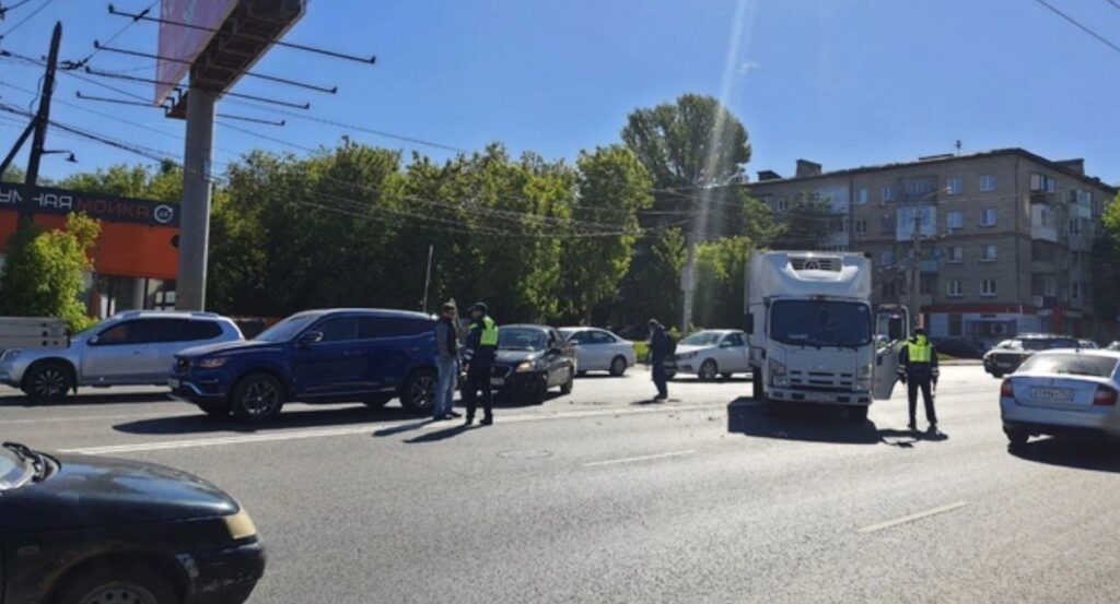 В Самаре около автовокзала столкнулись грузовик и две легковушки