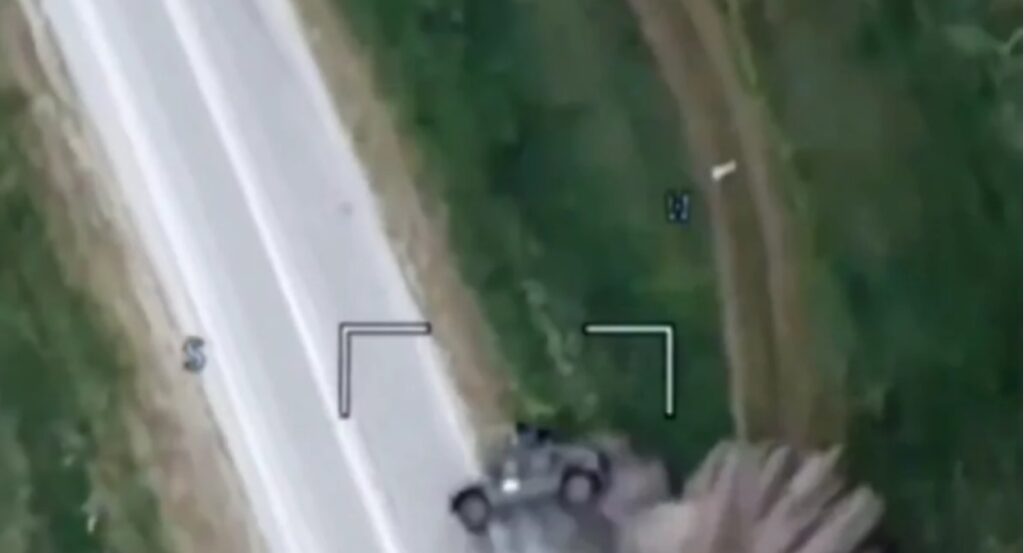 Вседорожник HMMWV ВСУ перевернулся, убегая от российского дрона в районе Волчанска