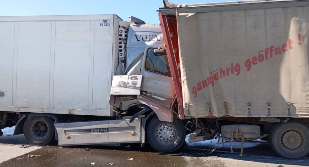 Под Самарой в смертельном ДТП с двумя фурами погиб человек