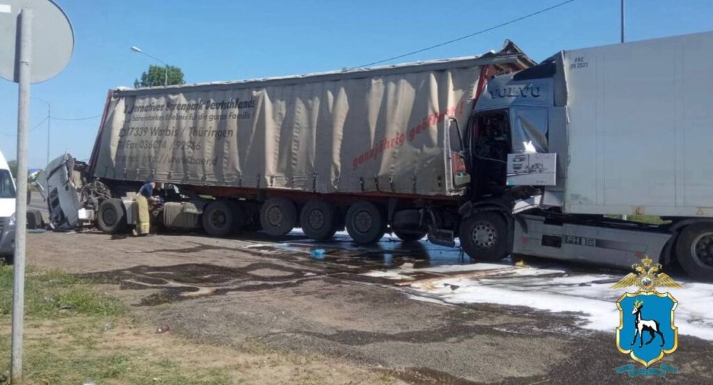 Под Самарой в смертельном ДТП с двумя фурами погиб человек