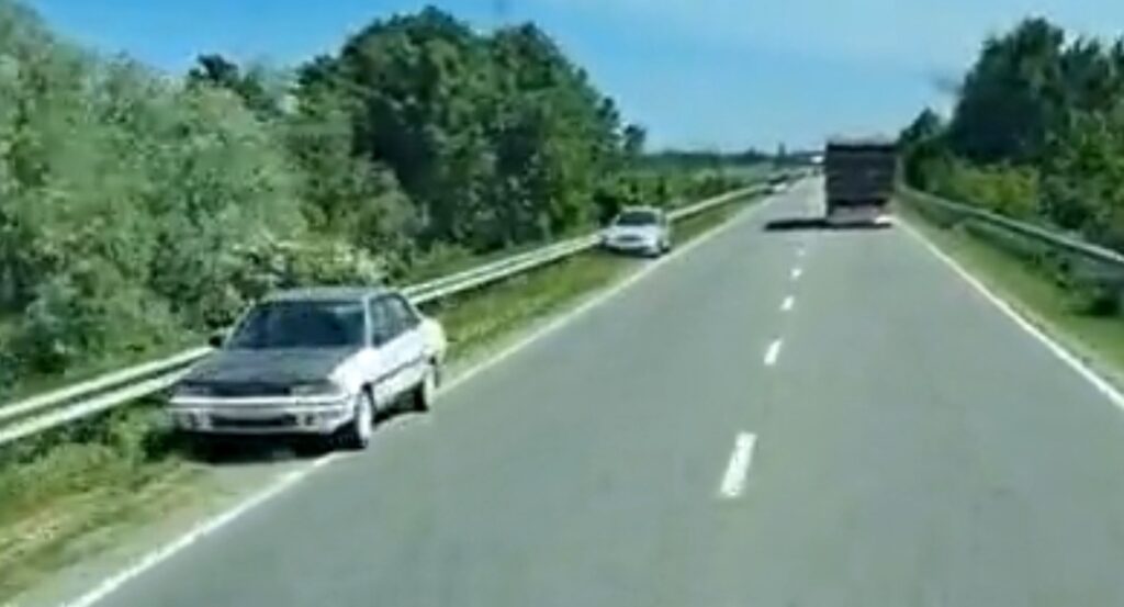 Украинцы бросают машины и бегут в другую страну, спасаясь от мобилизации