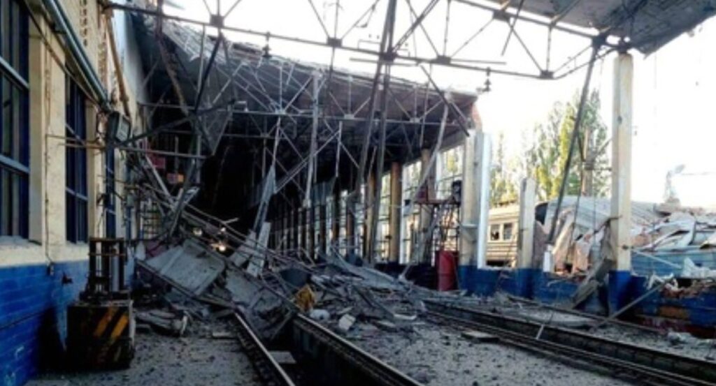 В Сети появились кадры с последствиями уничтожения поезда с техникой ВСУ под Харьковом