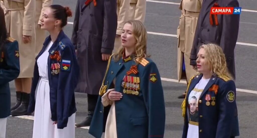 Супруги солдат СВО исполнили песню «День Победы» в Самаре