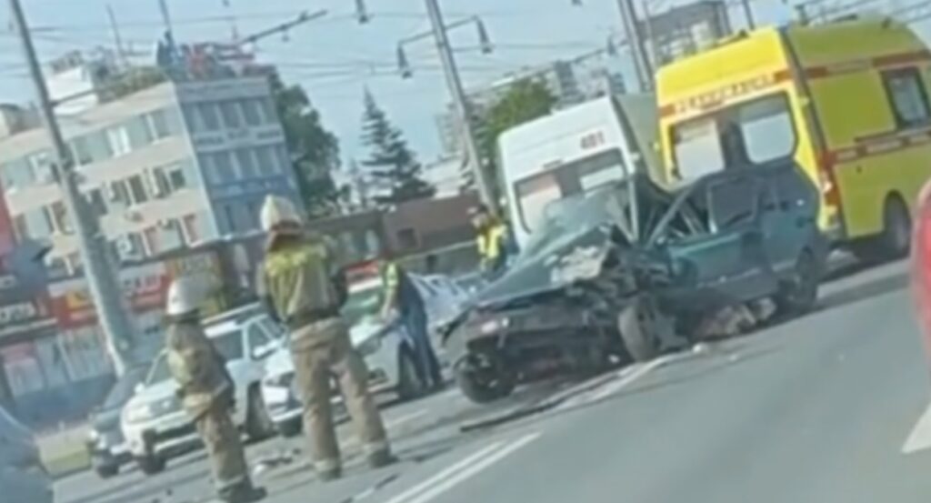 Две иномарки не поделили Московское шоссе в Самаре и устроили лобовое ДТП