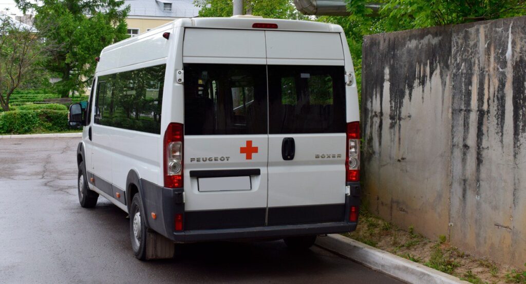 В Сызрани госпитализировали автоледи, на полной скорости въехавшую в траншею