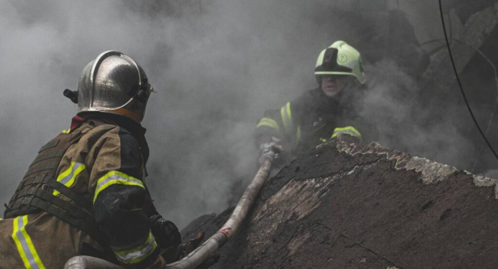 В сети появились видеокадры пожара на предприятии в Воронежской области