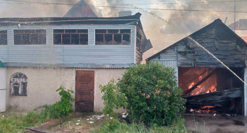 В Кинеле произошел крупный пожар, затронувший три дома