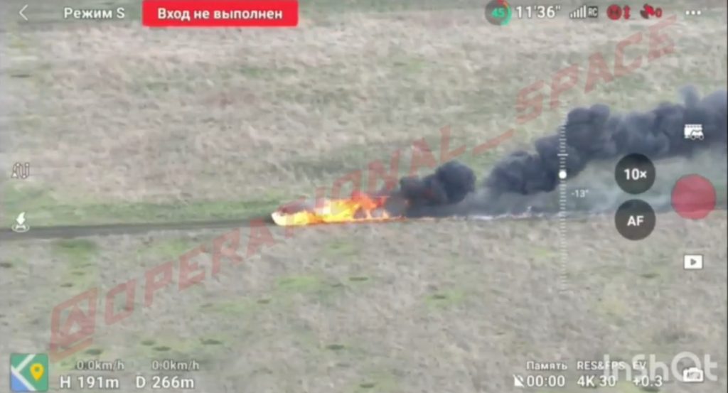 Российский военный спас технику после прилета БПЛА, продолжив езду на скорости