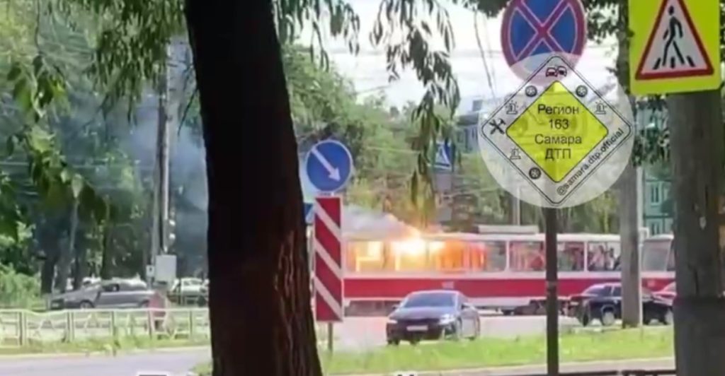 На улице Антонова-Овсеенко загорелся трамвай