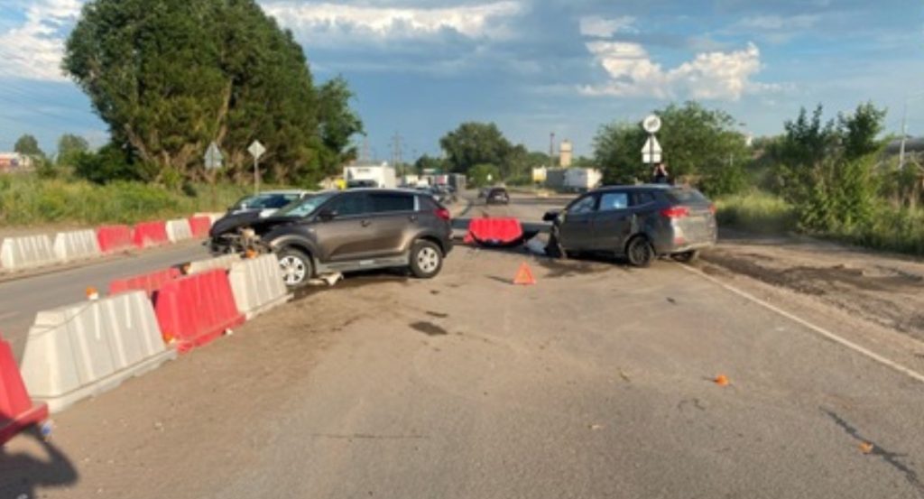 В Самаре водитель Kia поздно заметил дорожное ограждение и внедорожник