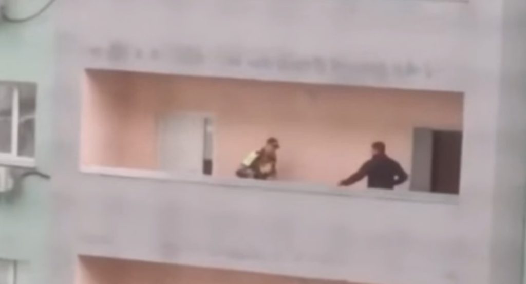 В Самаре сотрудники полиции спасли девушки, которая хотела спрыгнуть с балкона