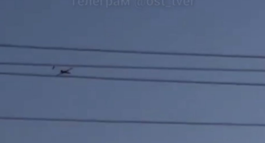 В Сети появилось видео полета украинского дрона в небе над Тверской областью