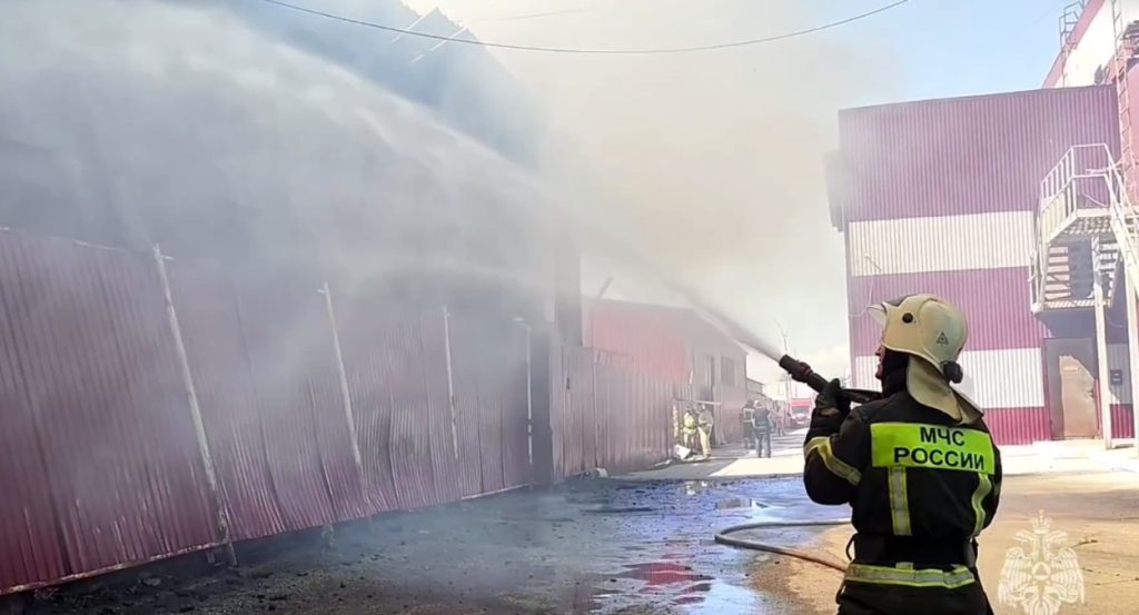 В Самаре произошел пожар в мебельном цехе, расположенном на Заводском шоссе