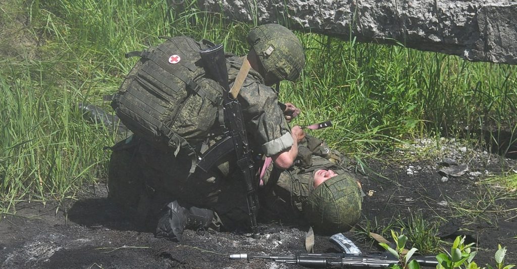 Двое жителей Курской области оказали помощь бойцу ВСУ, истекающему кровью