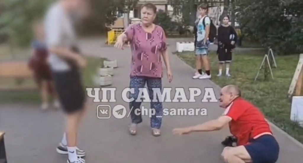 В Самаре агрессивный пенсионер попытался загрызть на улице подростков