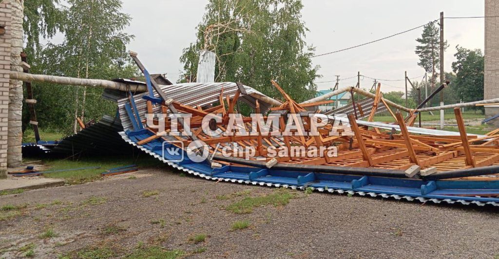 В Самарской области 7 июля ураган снес крышу со школы и с нового спорткомплекса