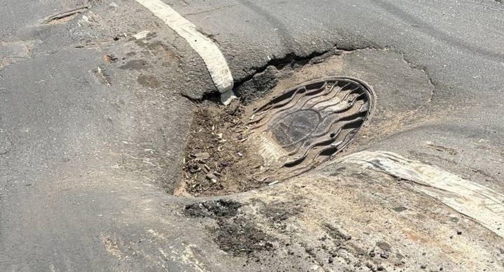 Жители Самары пожаловались на гигантскую яму в Ленинском районе