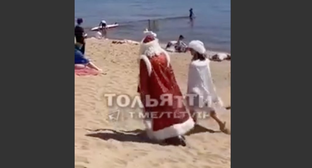 В Тольятти Дед Мороз и Снегурочка удивили отдыхающих на пляже 