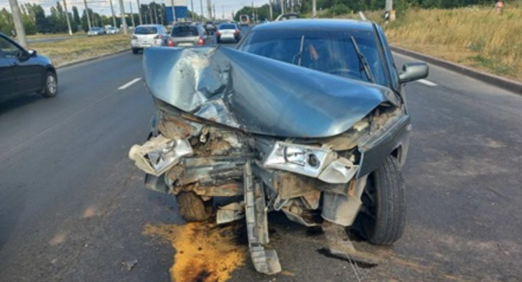 В Тольятти водитель на легковушке протаранил световую опору